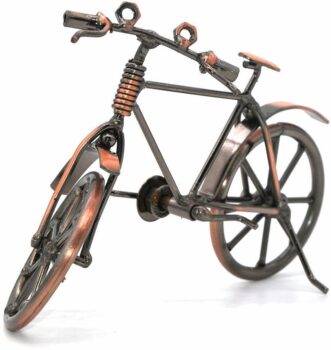 Clásica escultura metálica retro hecha a mano de una bicicleta 3